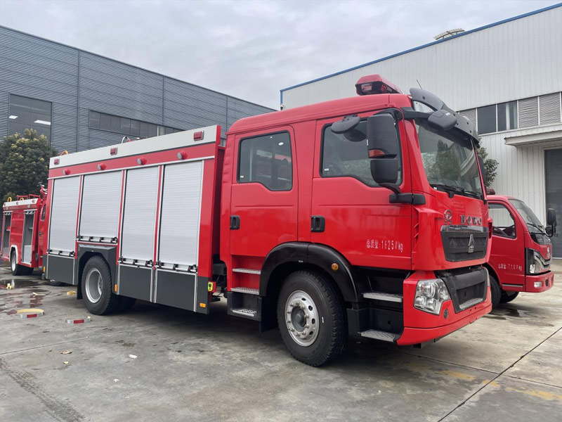 重汽小T5G6吨水罐消防车