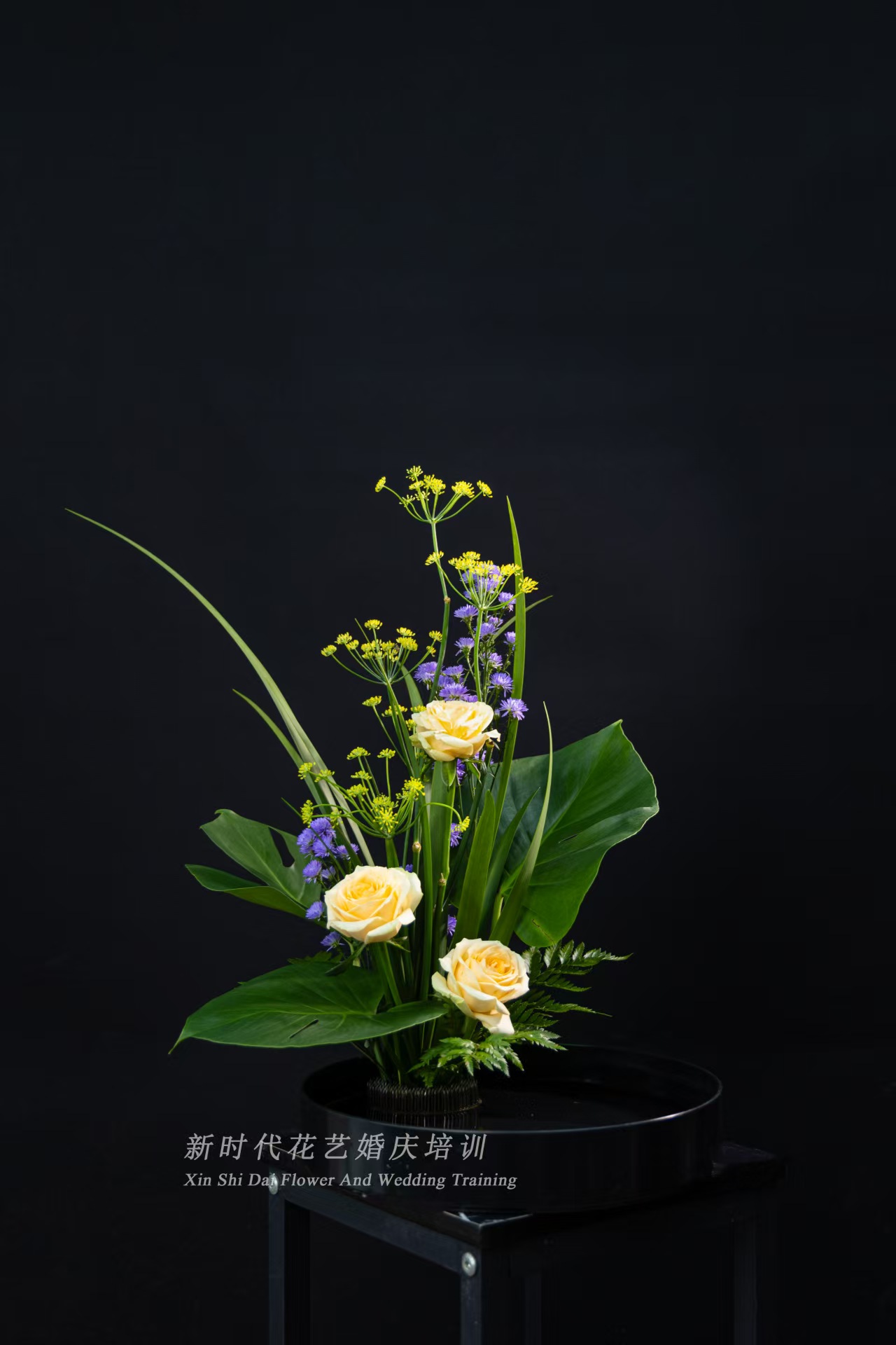 昆明市呈贡区新时代职业培训学校 东方现代立式盘花｜花艺课堂实操作品赏析