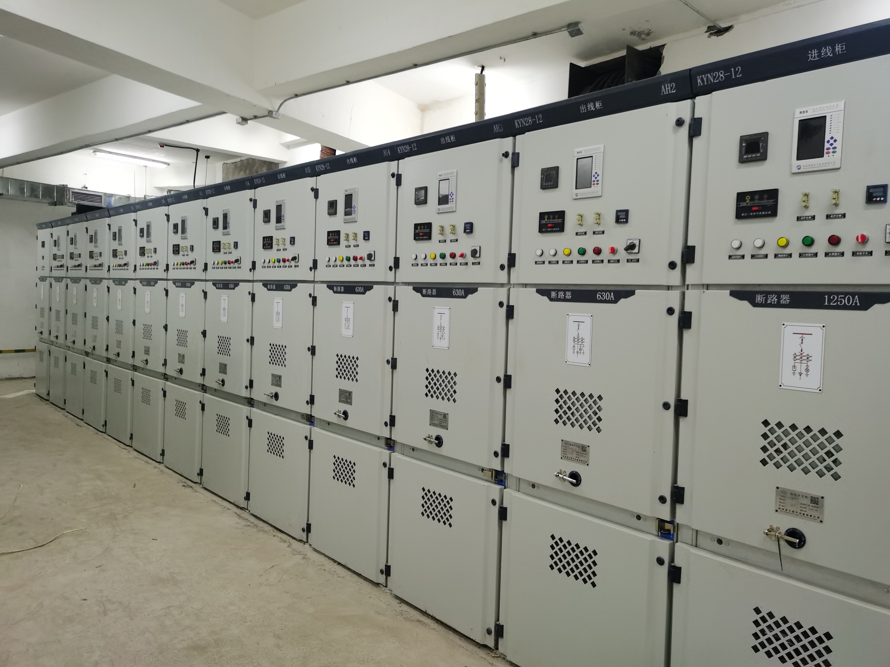 KYN28-12 型户内金属铠装中置式高压开关柜