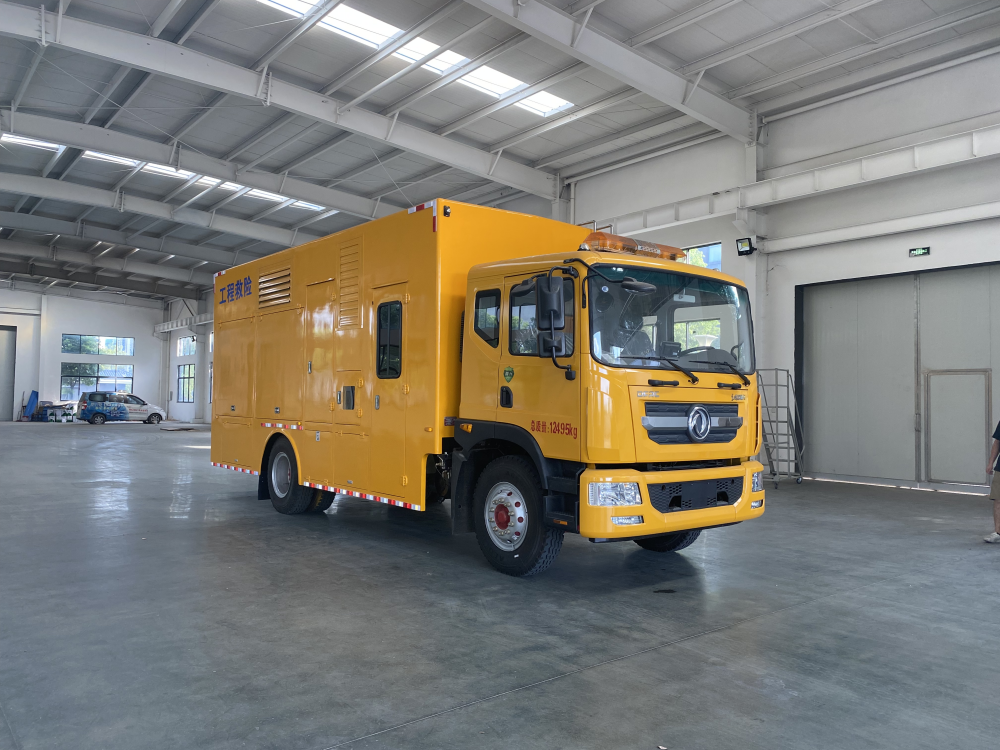 东风D9 2000-2400m³h流量排水救险车