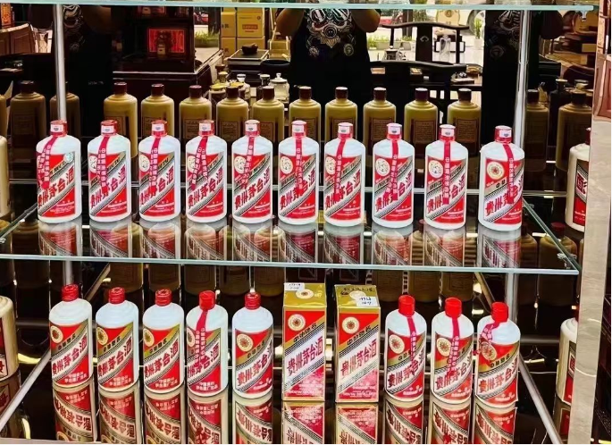 正定藏家整理多年收藏，多瓶老白酒搭配年份酒上门核验处置