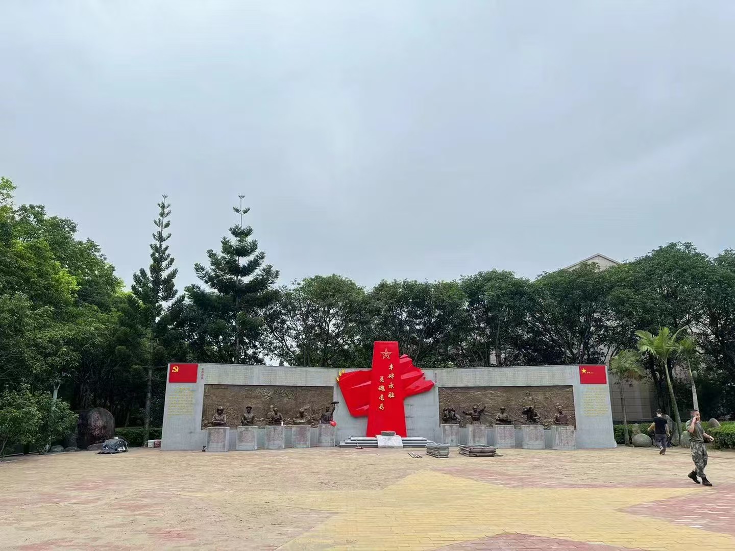 职教院校打造实训文化景观 玻璃钢校园雕塑彰显工匠精神