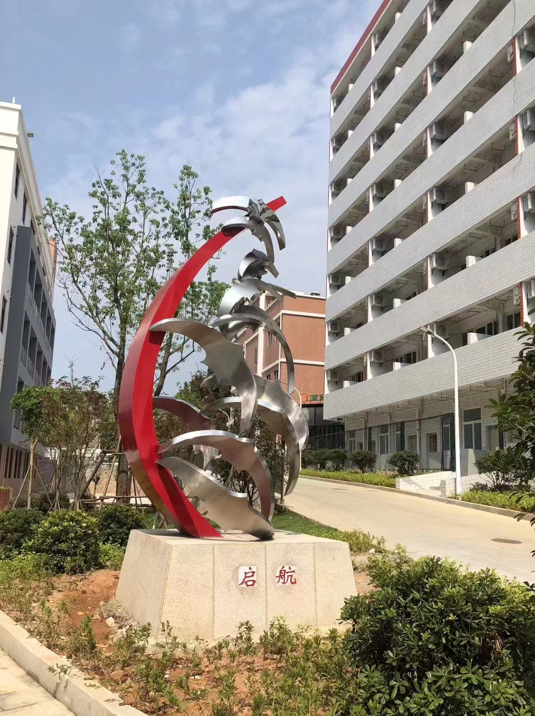 社区园林改造落地 多元材质雕塑丰富宜居环境