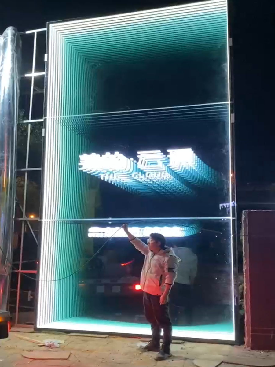 美的云璟地产售楼部户外巨型立式深渊镜形象工程案例