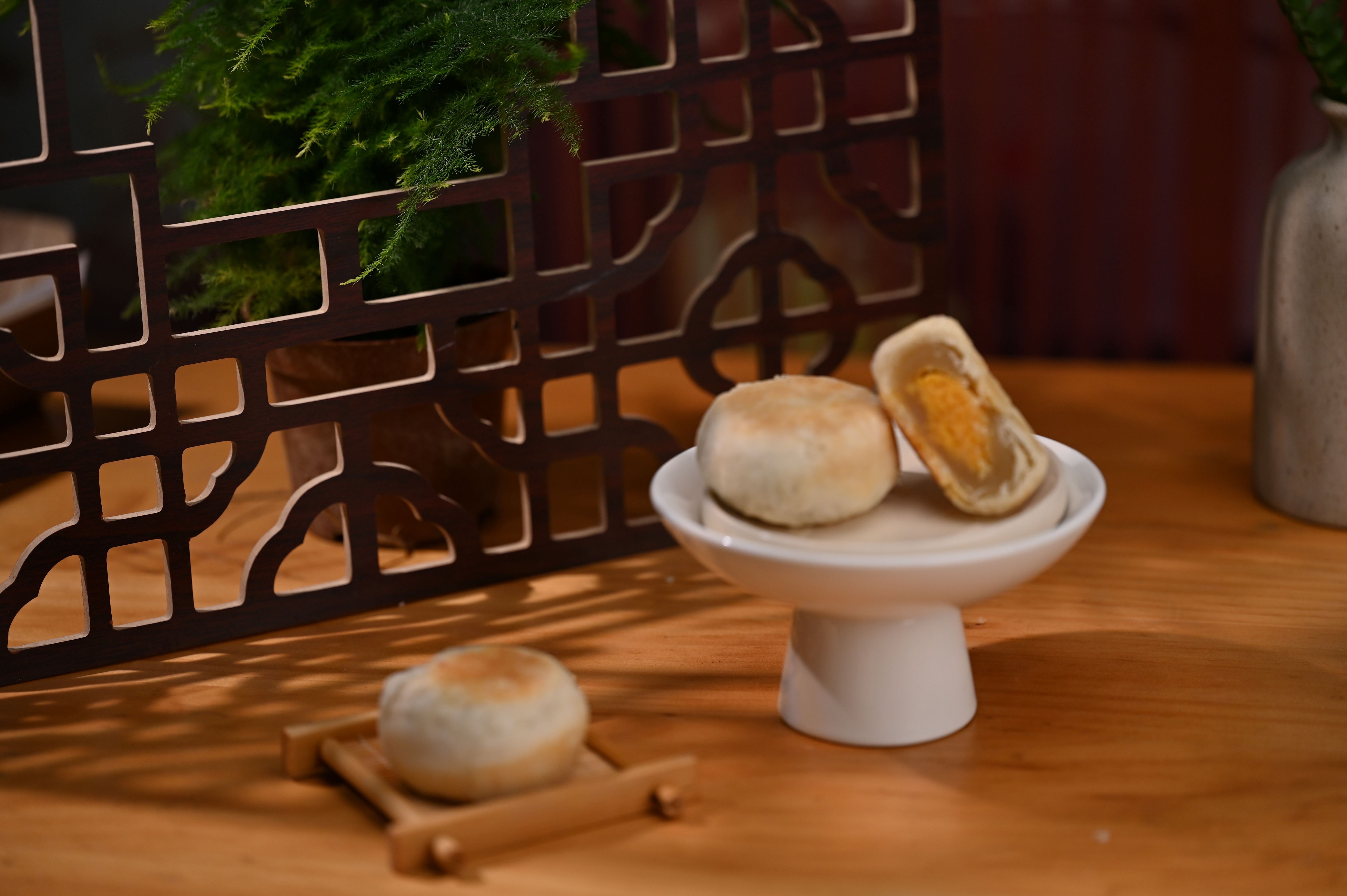 酥皮莲蓉蛋黄月饼