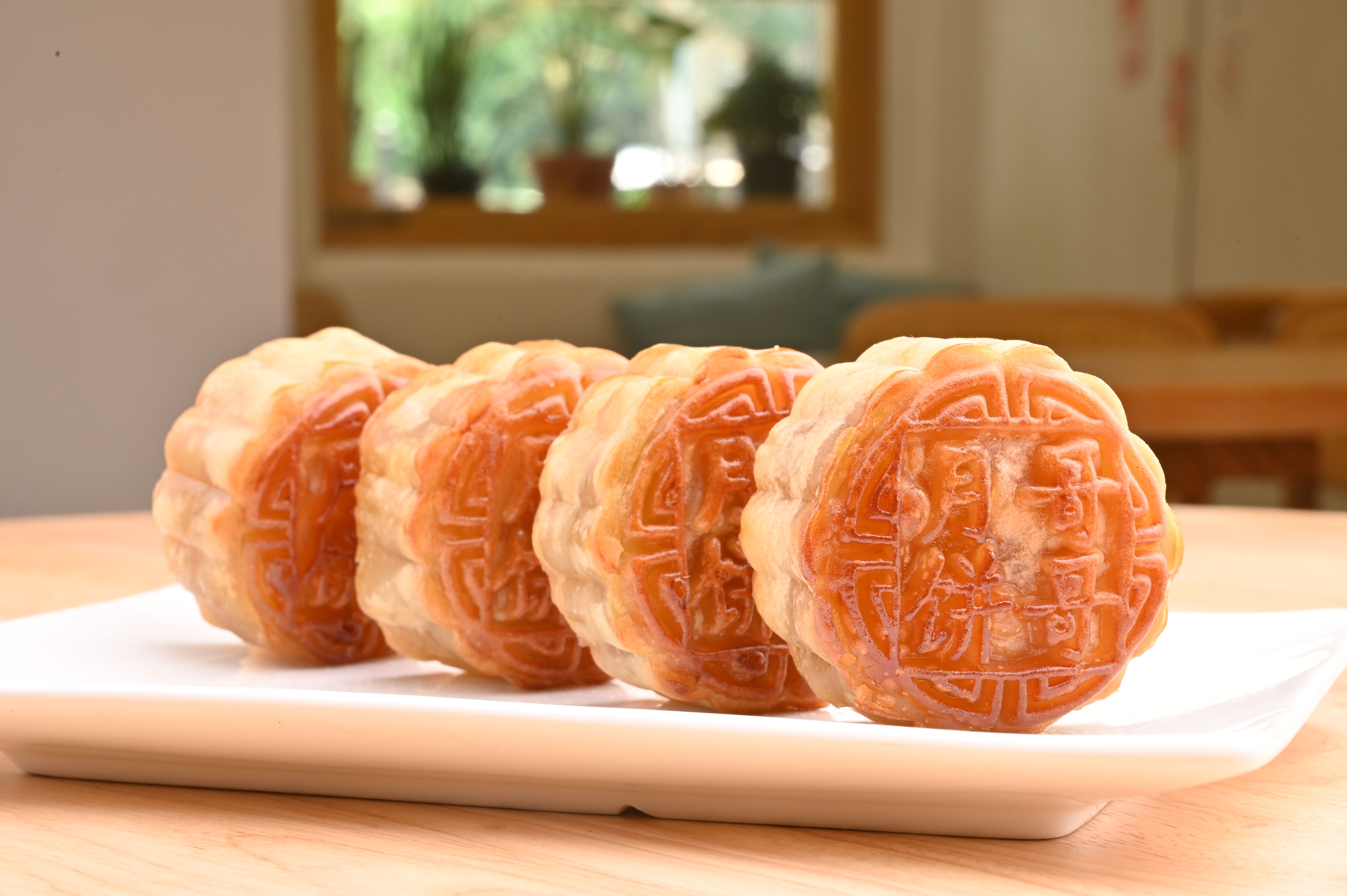 莲蓉蛋黄月饼