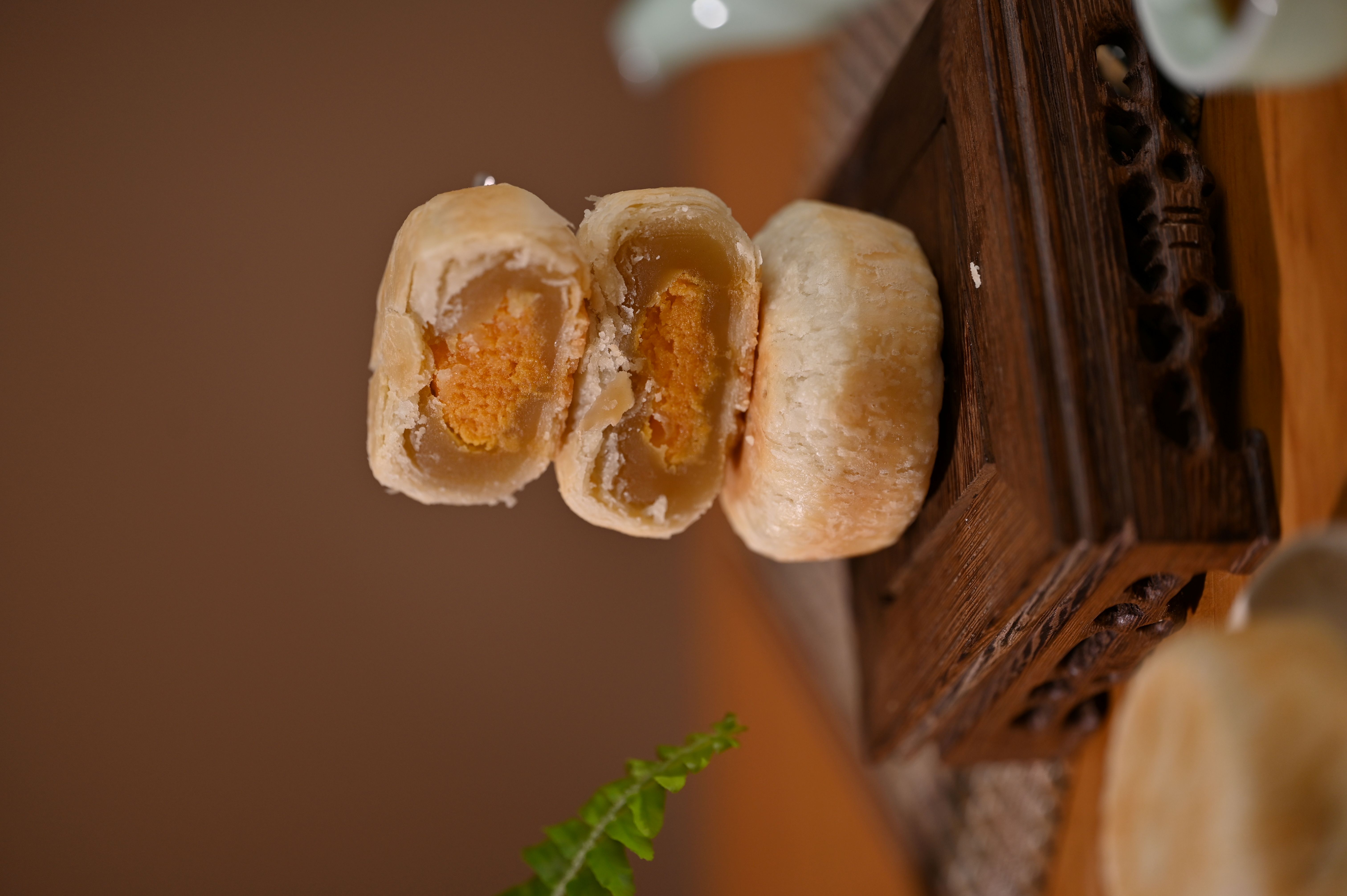 酥皮莲蓉蛋黄月饼