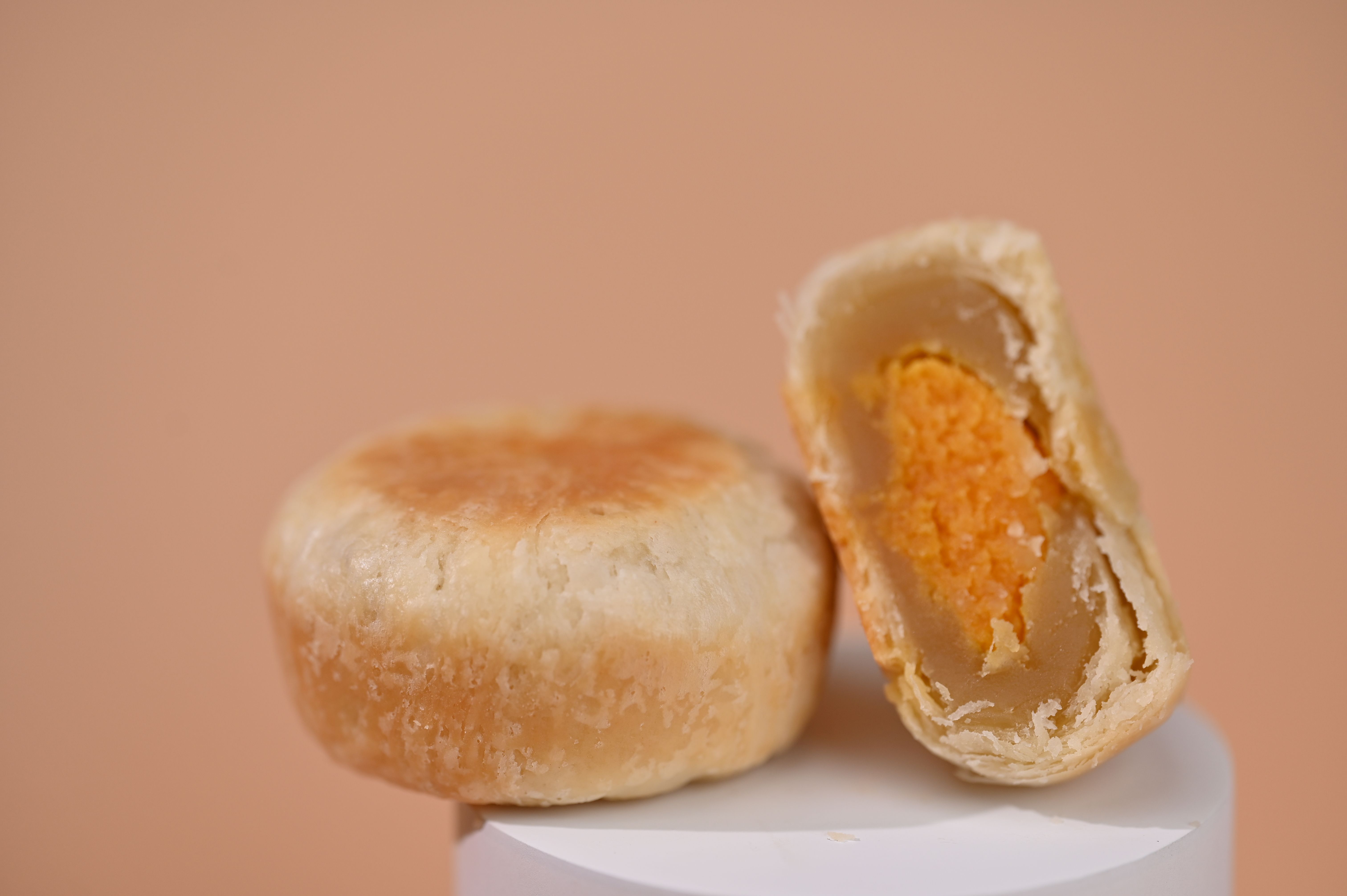 酥皮莲蓉蛋黄月饼
