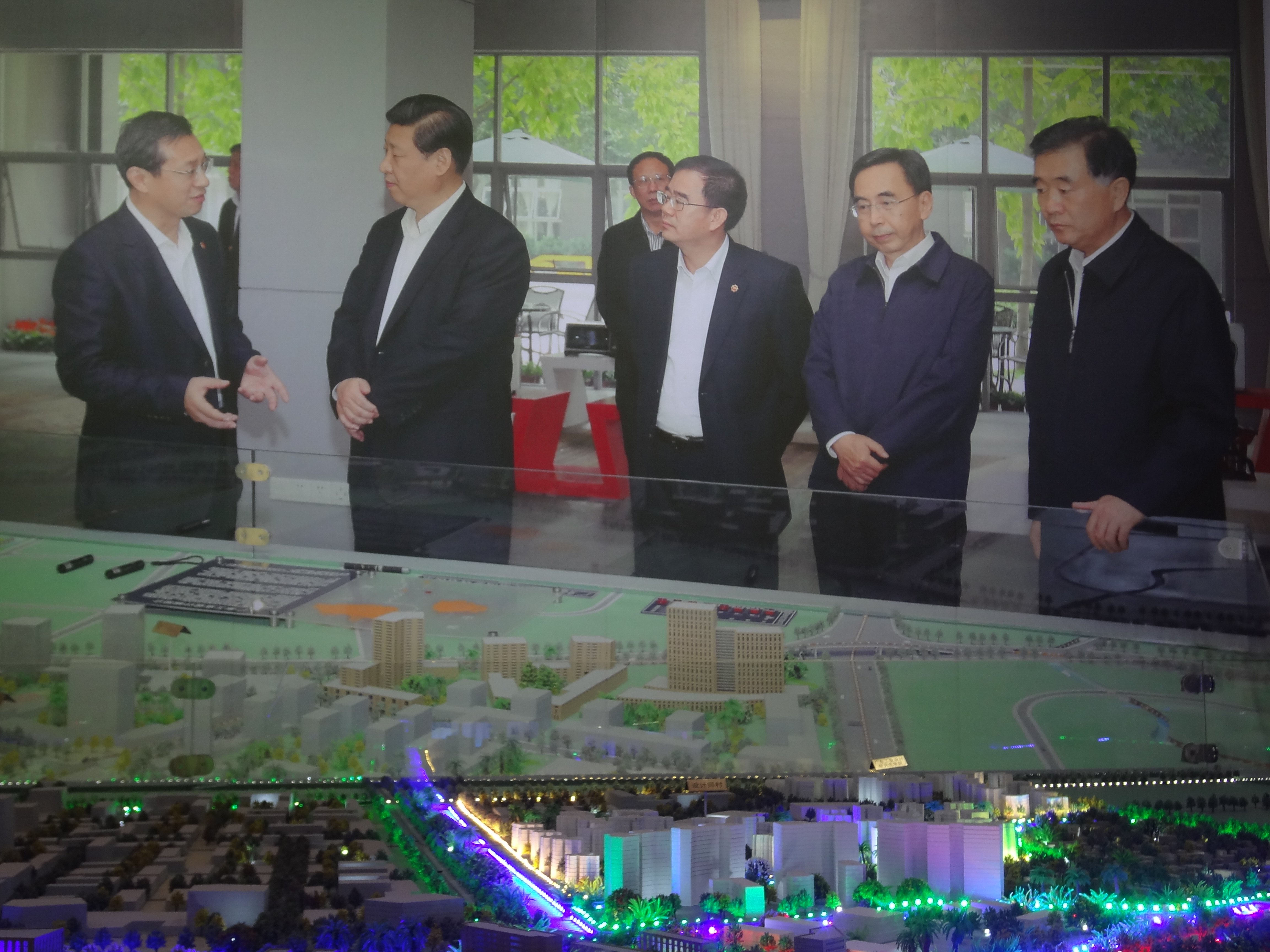 2012年习近平总书记参观我司制作“广东工业设计城模型”