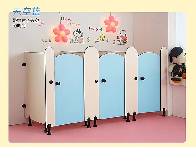 幼儿园卫生间全包隔断样式