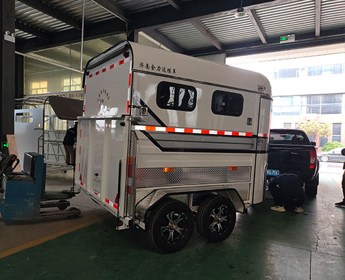 三马运马车