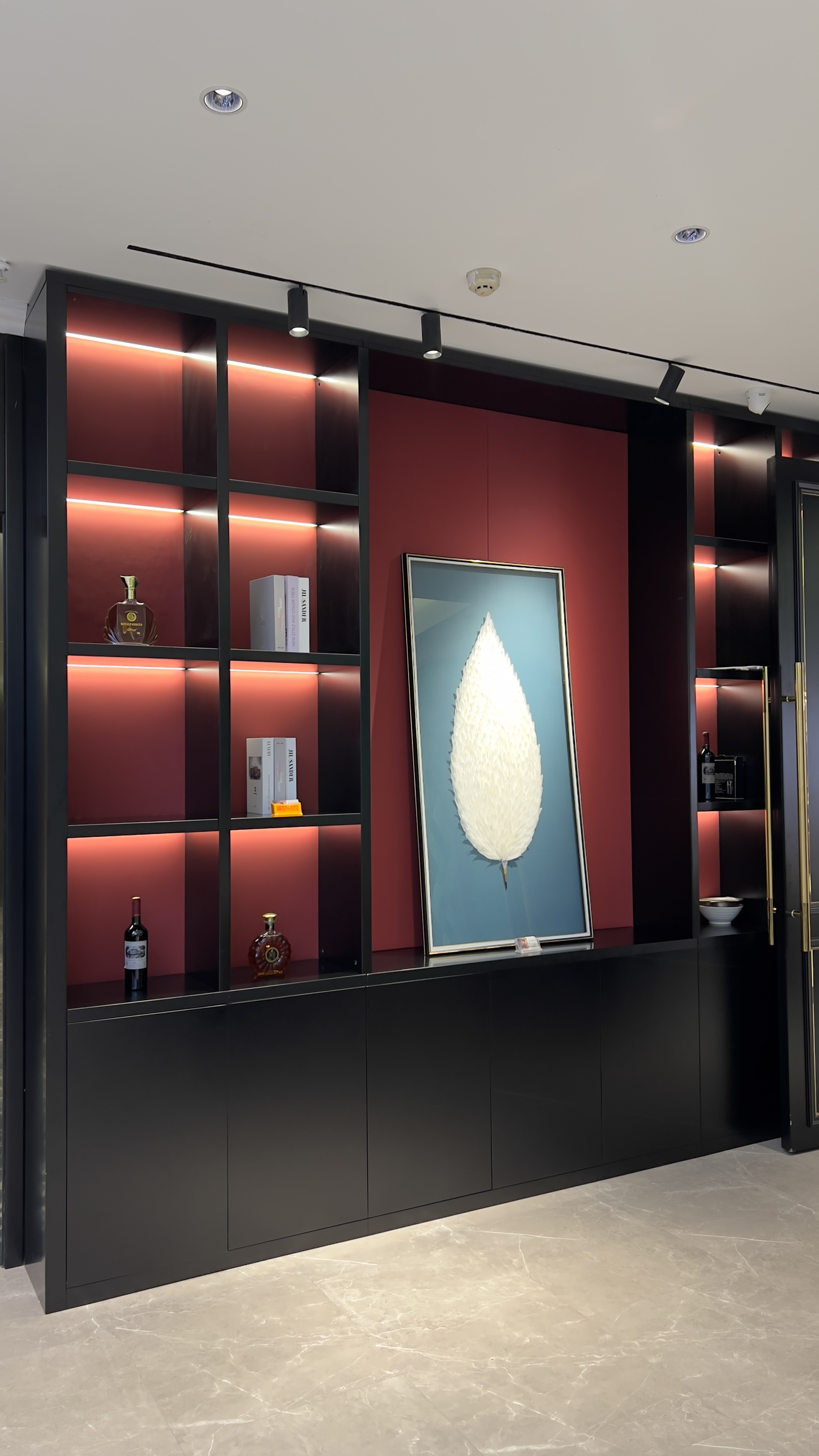 酒店轻奢整墙展示柜实景