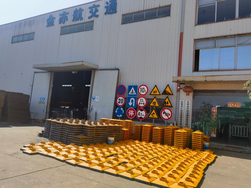 道路护栏底座