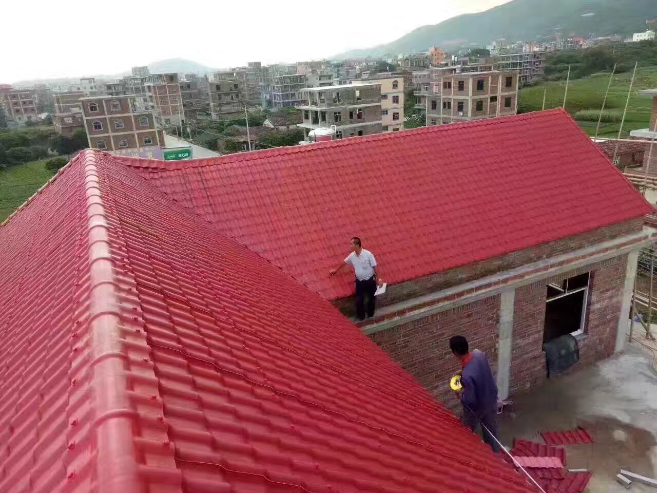树脂瓦和彩钢瓦做屋顶哪个好？
