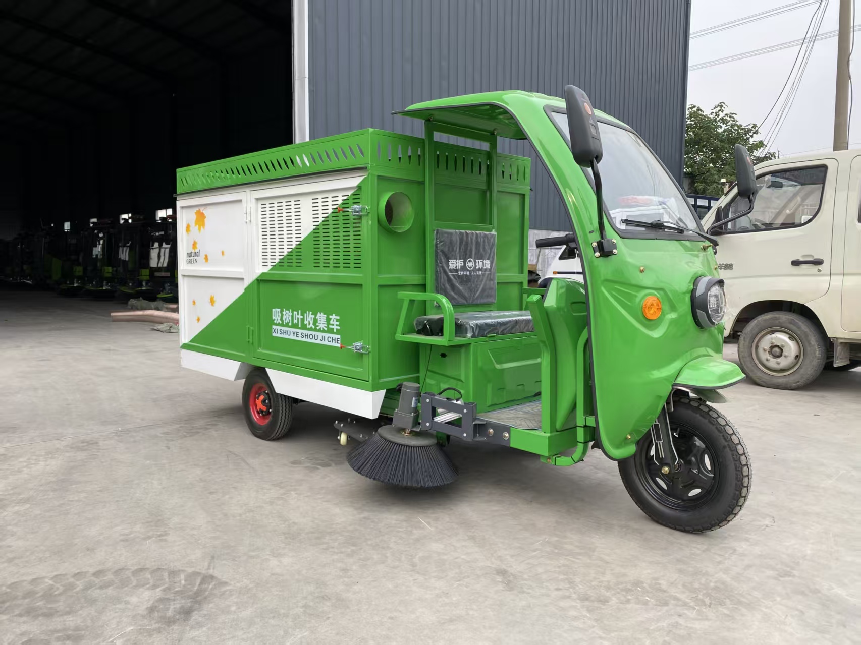 吸树叶收集车