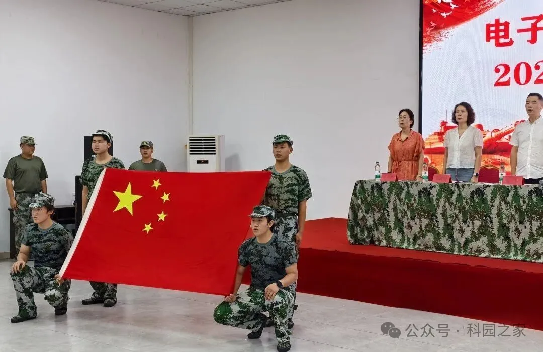 以青春之名，赴迷彩之约！军训启动仪式燃情开幕