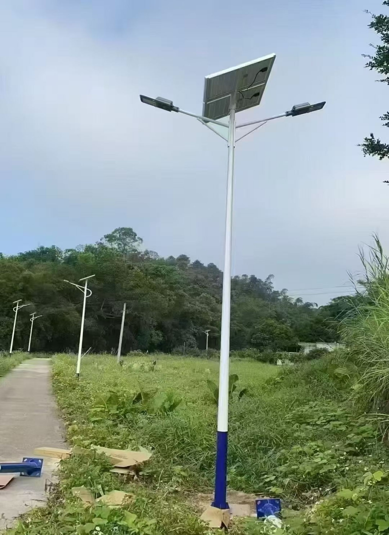 双臂太阳能路灯