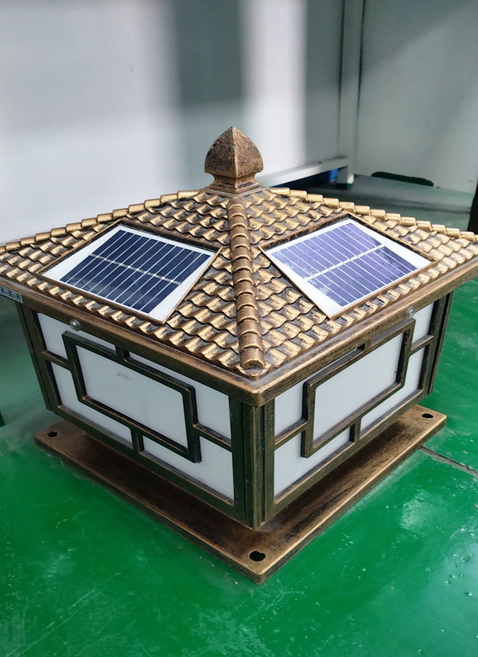 太阳能柱头灯