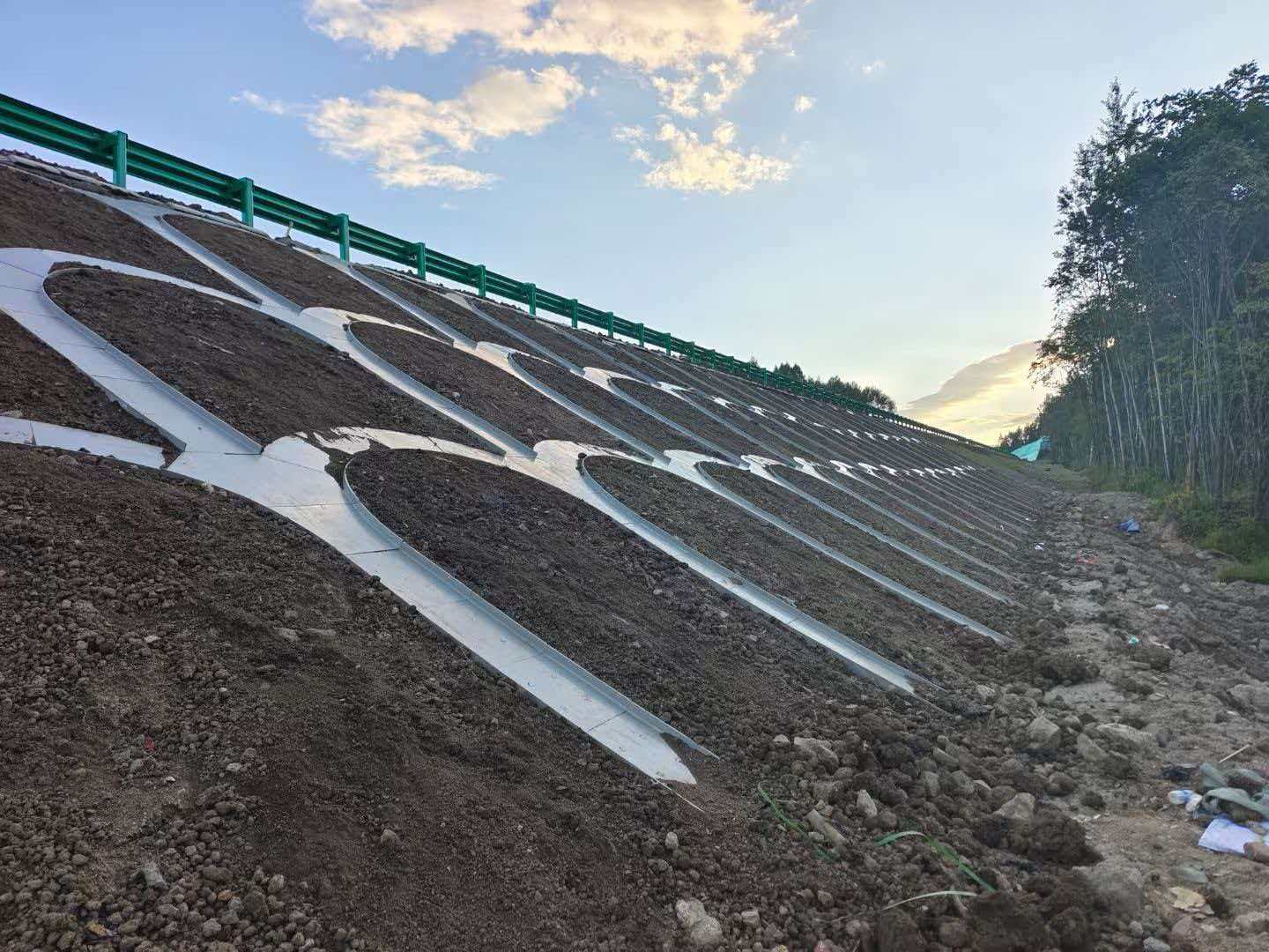 2024年施工亚雪公路农垦路桥HA1标段，拱形骨架施工照片