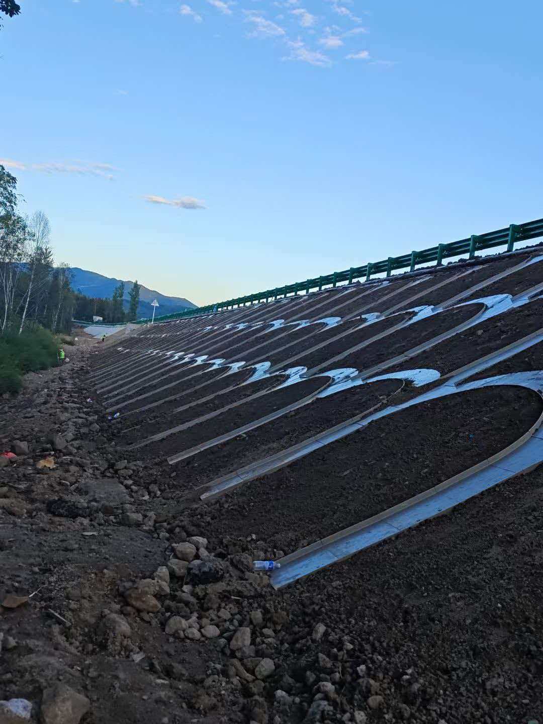 2024年施工亚雪公路农垦路桥HA1标段，拱形骨架施工照片