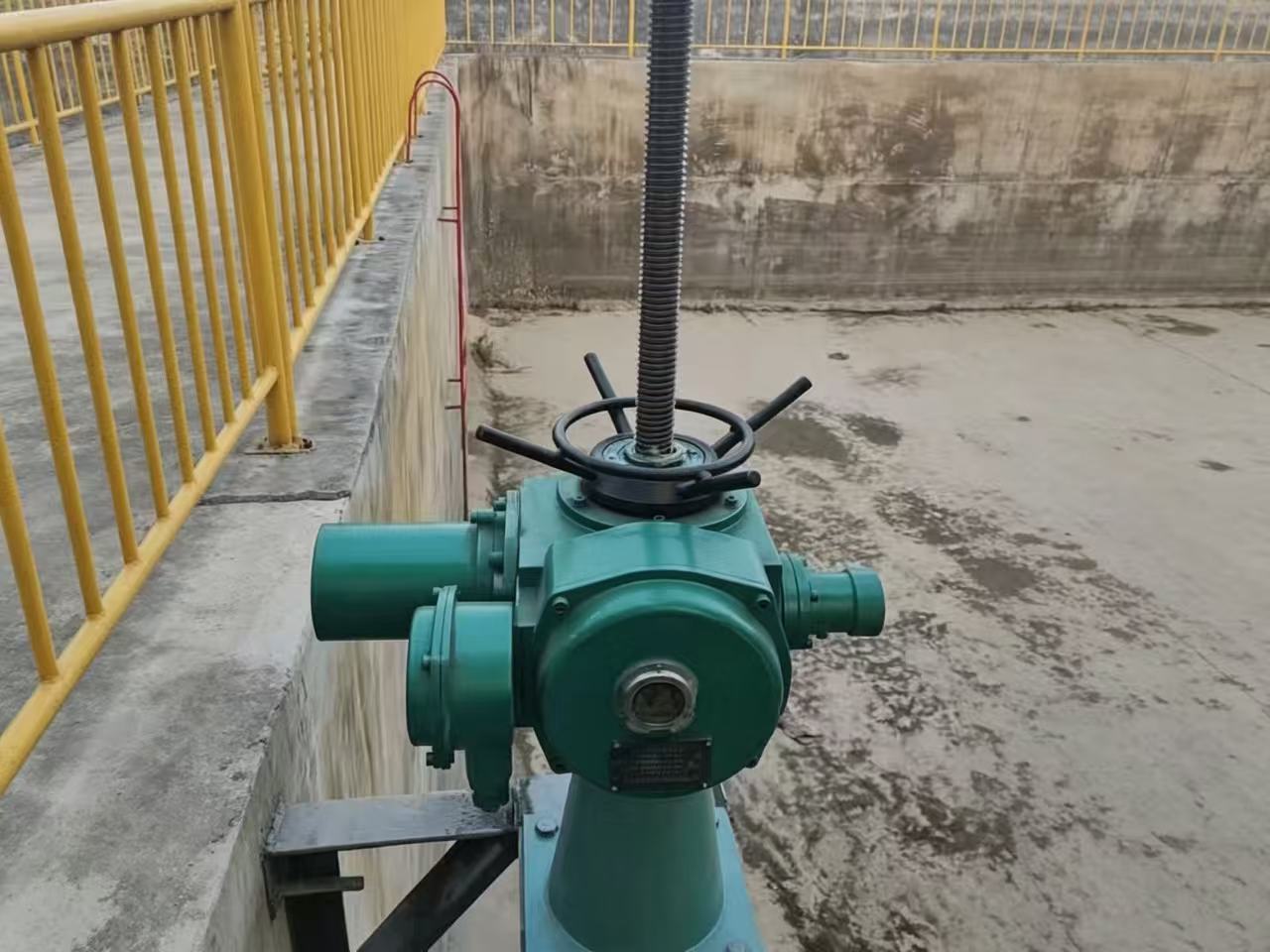 螺杆式启闭机