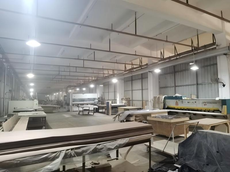 全屋定制大型生产设备车间