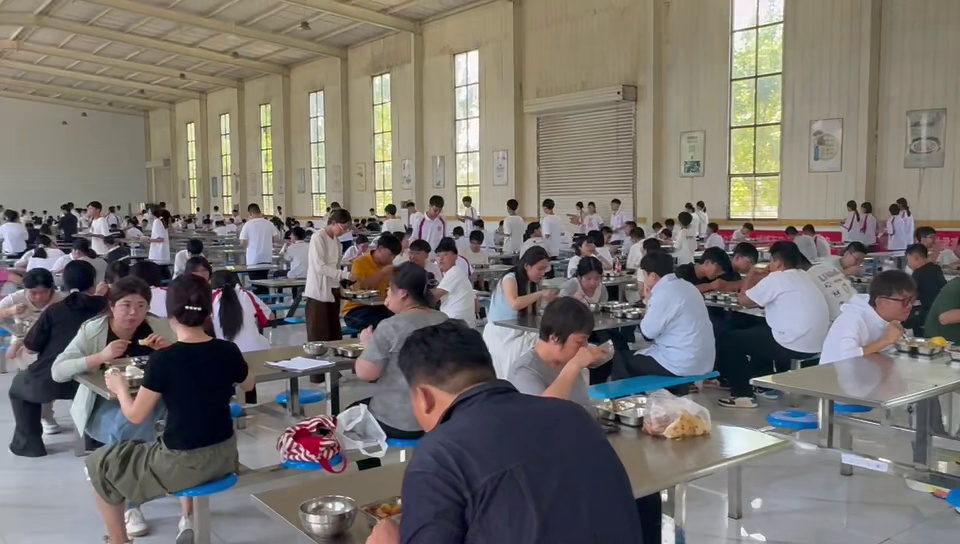 食堂就餐场景