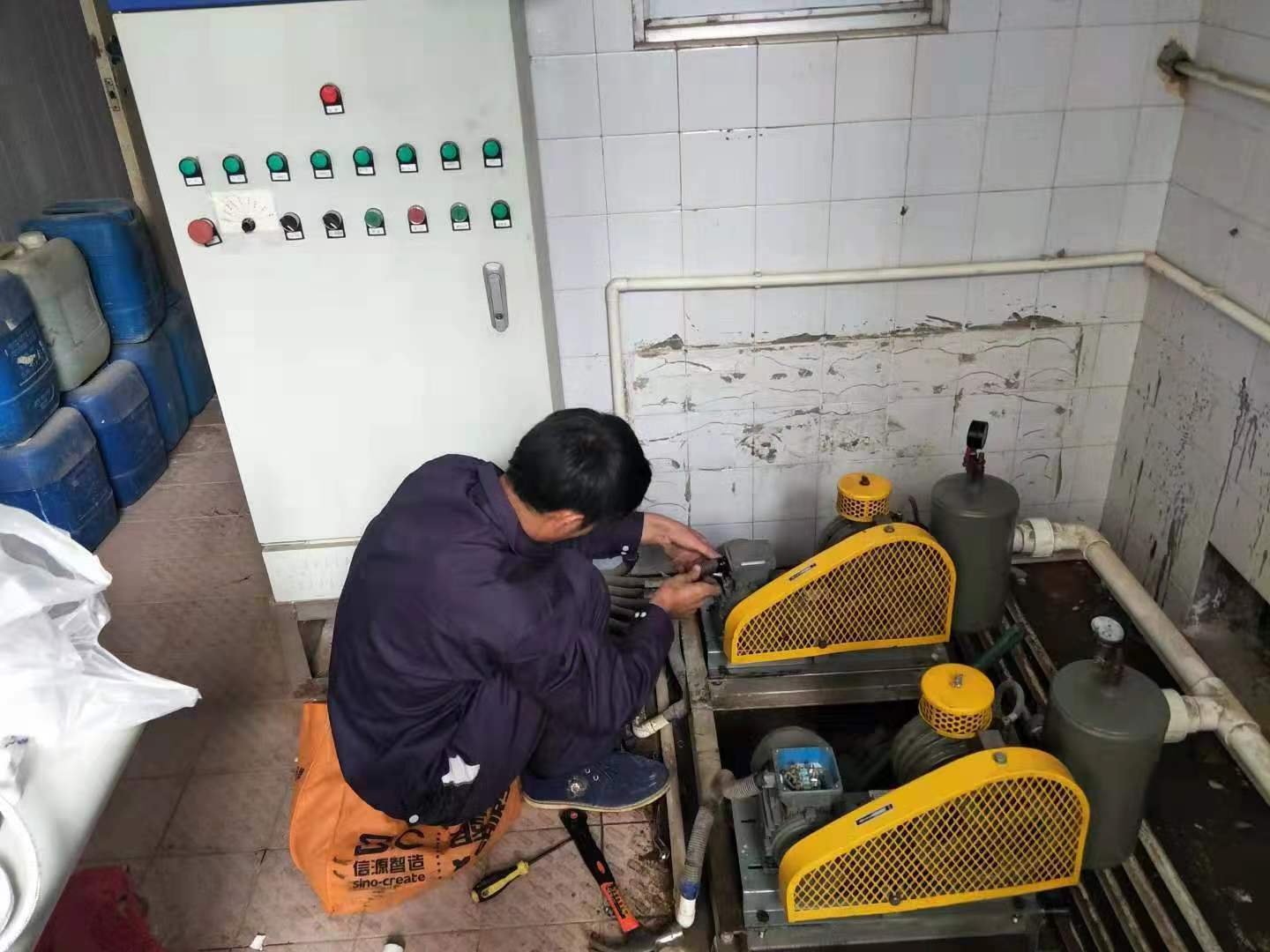 污水处理设备检修现场
