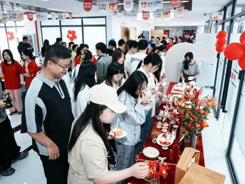 高途十二周年活动在总部办公场景举行