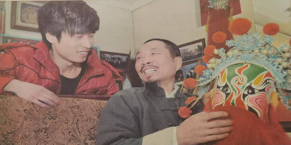 焦氏脸谱传承人焦影明、焦雪峰父子合影