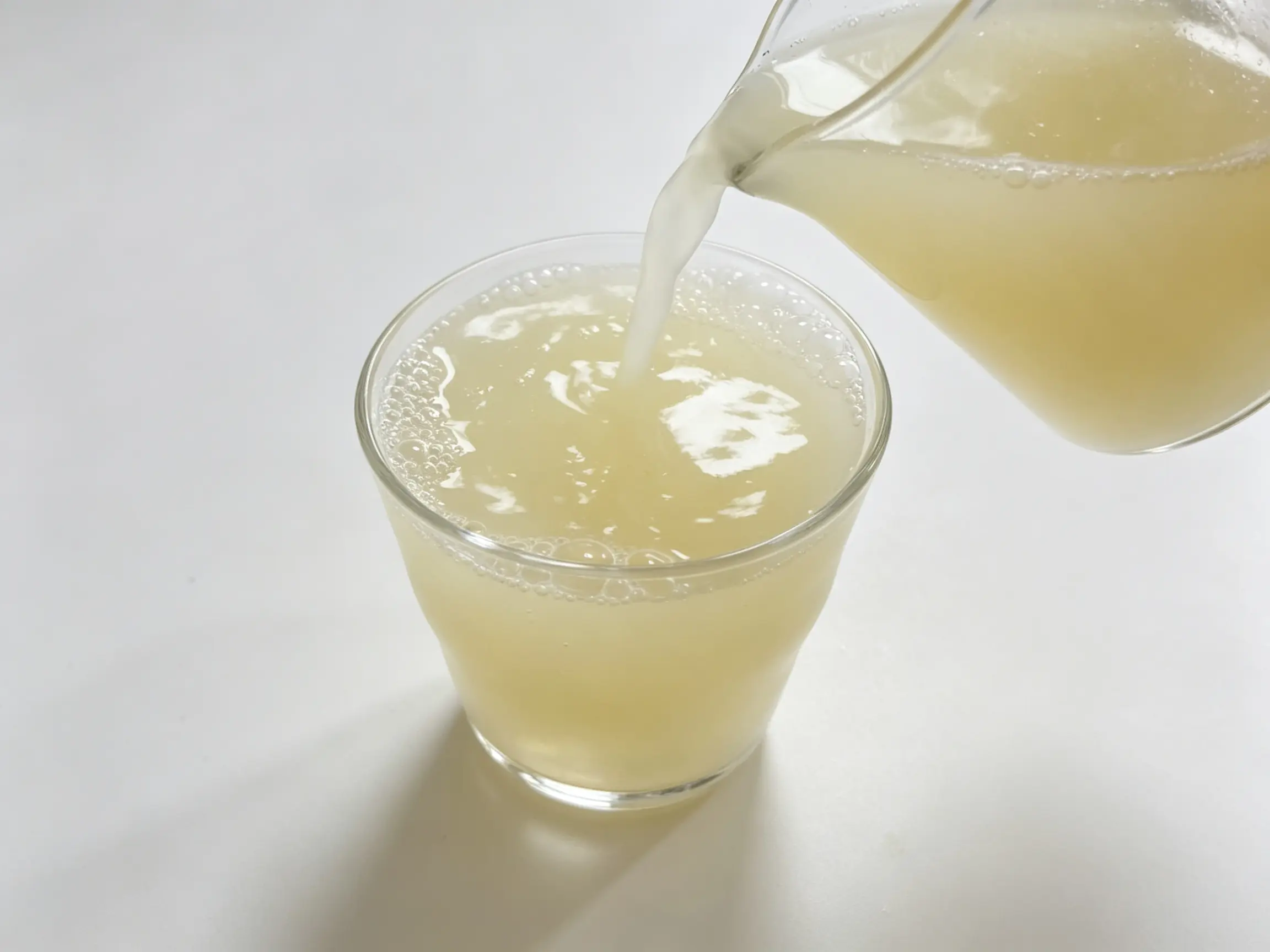 威海酥梨鲜榨梨汁，汁水丰盈