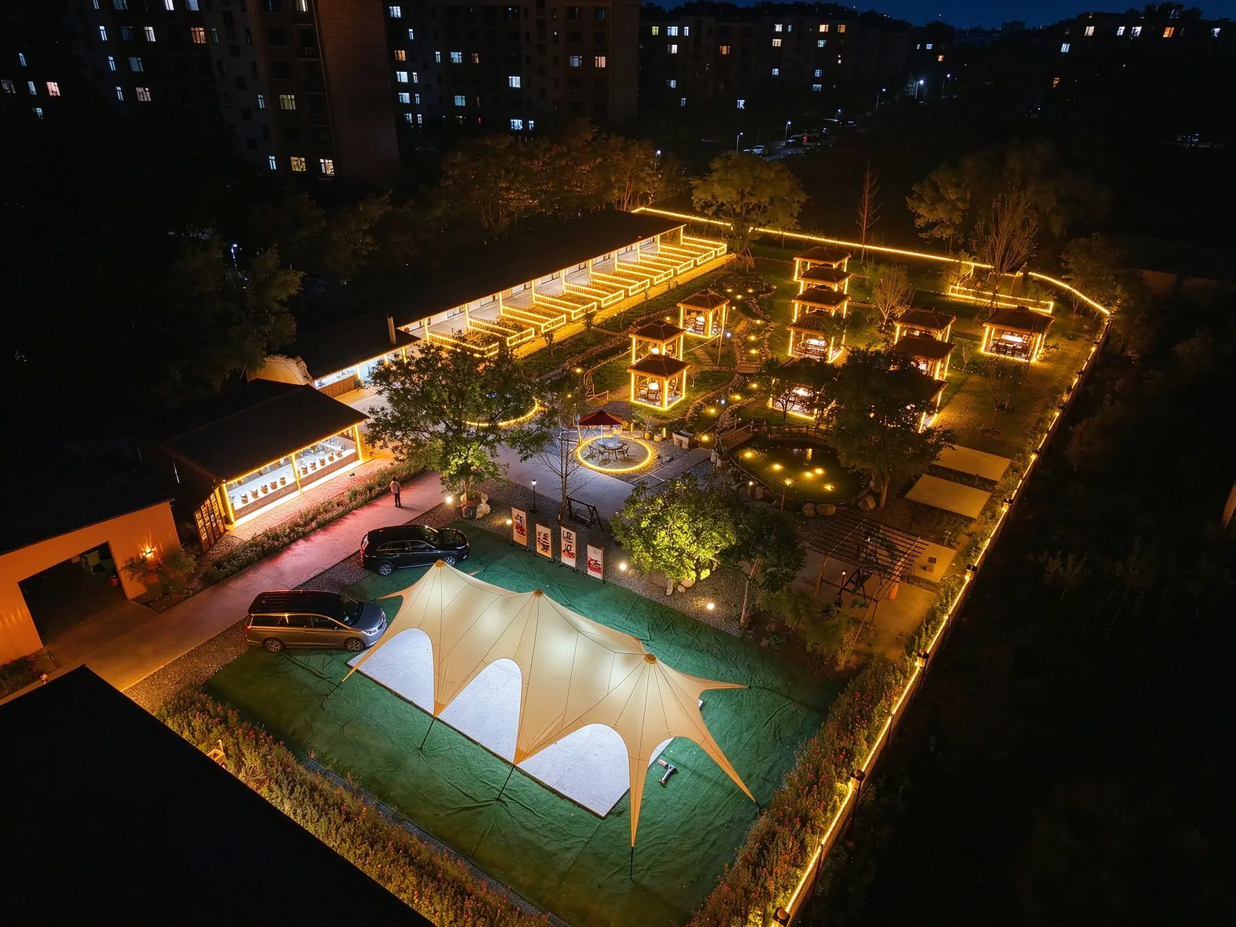 夜色满园，灯火阑珊